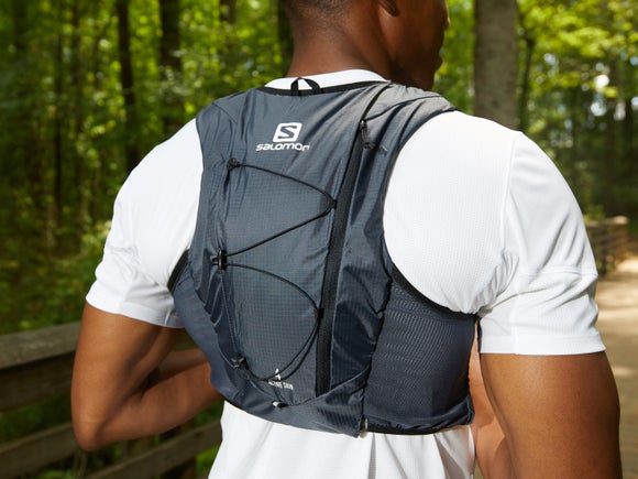 runner in nature showing the back of the salomon active skin set pack